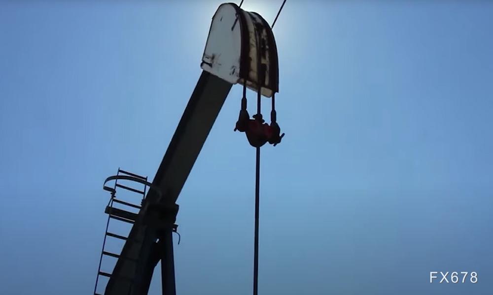 原油多重利空压顶！逼近2025年低点，下行压力加剧